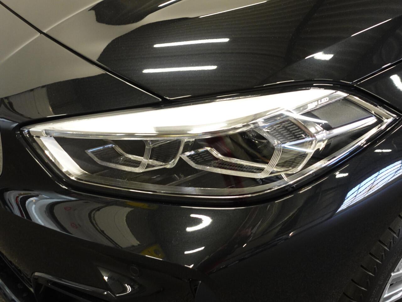 BMW 1-SERIE 118i M-Sport Automaat | DEMO ! | Digitale Cockpit | Climate control | Stoel verwarming | LED | Sfeer verlichting | Lichtmetalen velgen | Navigatie | Apple carplay/ Android auto | Parkeersensoren