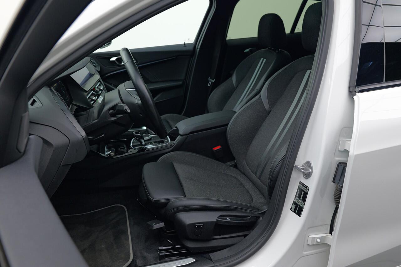 BMW 1-SERIE 118i Executive Edition | Pano | Stoelverwarming | Half leer