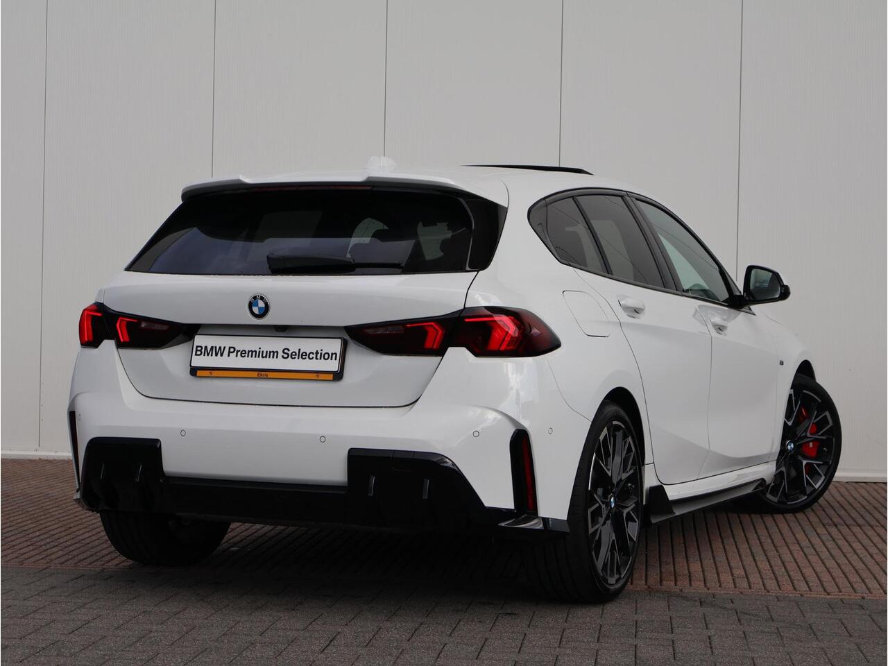 BMW 1-SERIE 120 M Sportpakket Pro / Premium Pack / Harman Kardon / Extra Getint Glas / 19'' M-Performance / M-Performance frontsplitter / | Ekris Selection