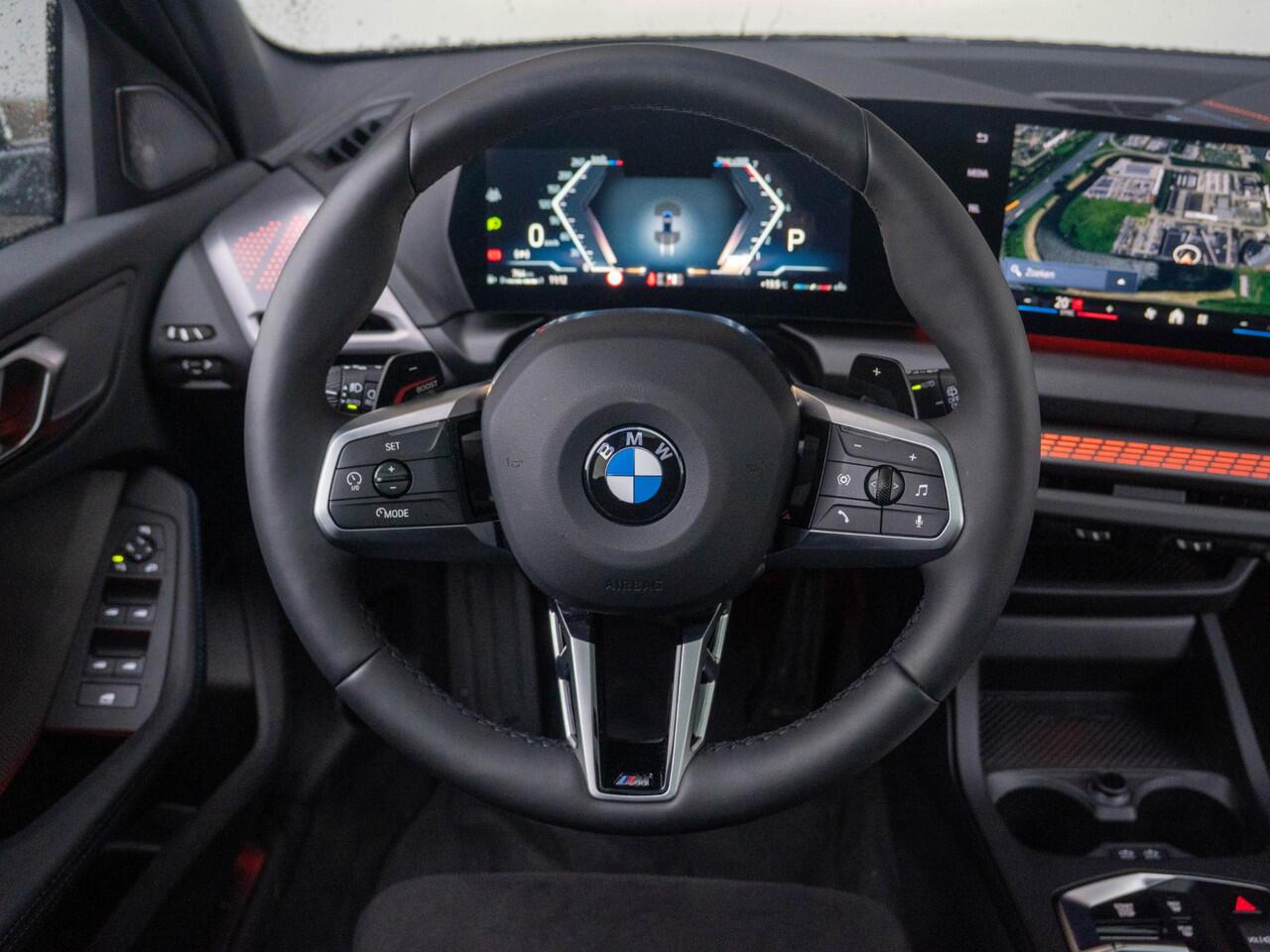 BMW 1-SERIE 120 | M Sportpakket Pro | Premium Pack | Harman-Kardon | Verwarmd Stuurwiel | Comfort Access | Achteruitrijcamera | Panoramadak | Stoelverwarming | 18''