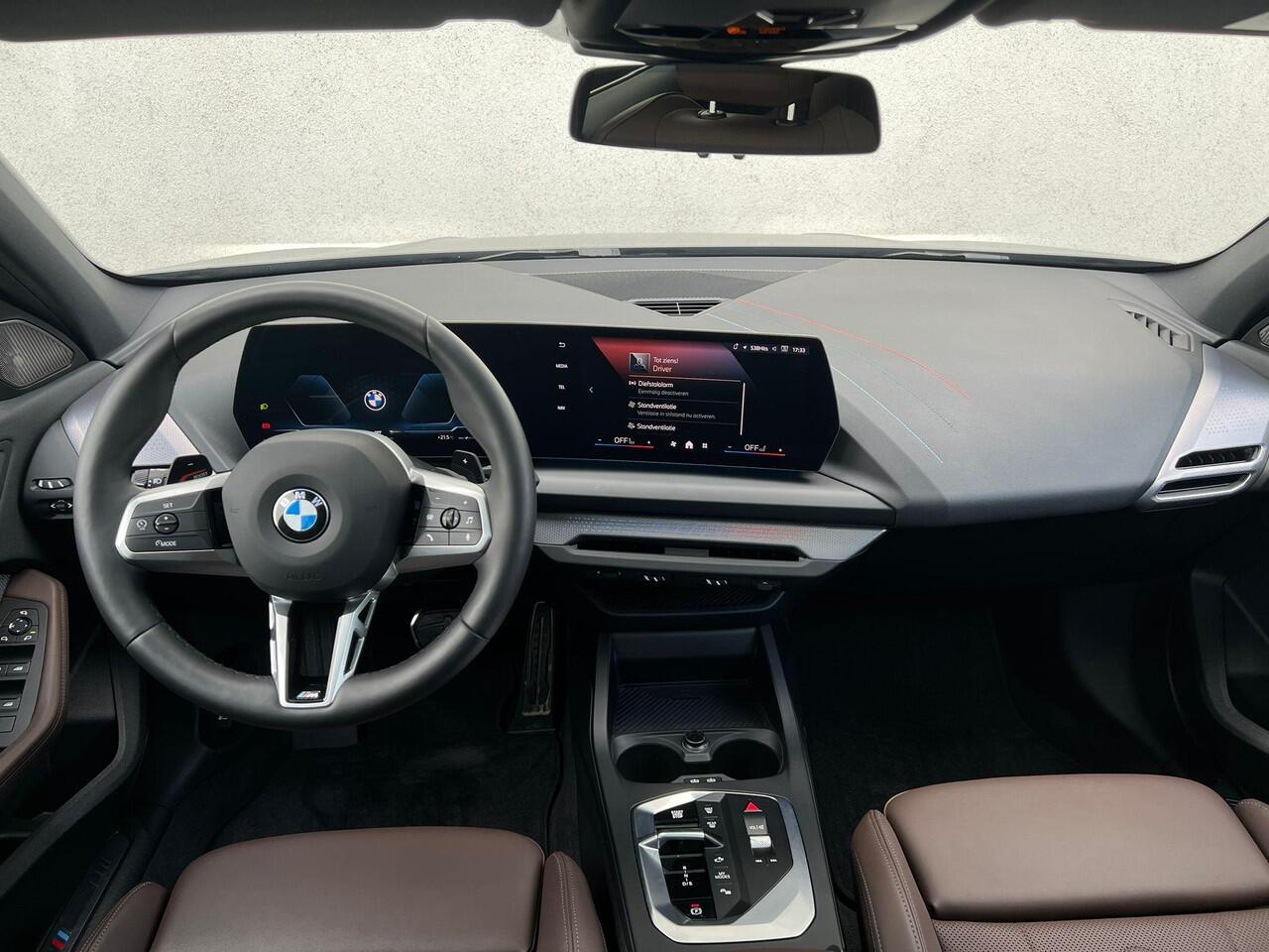 BMW 1-SERIE 120i 5drs. M-Sportpakket | Trekhaak | Harman/Kardon | Driving Assistant Plus | Panoramadak
