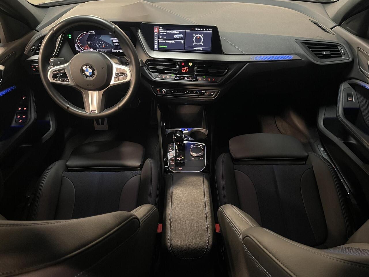 BMW 1-SERIE 118i M Sport 17"/Sportstoelen/Sfeerverlichting/LED/Stoelverwarming/PDC v+a/Apple Carplay & Android Auto