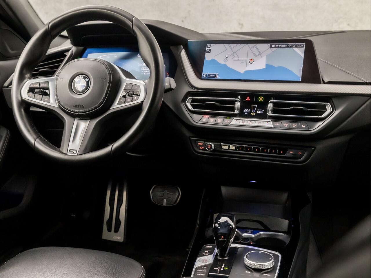 BMW 1-SERIE 118i M Sport High Executive Automaat (APPLE CARPLAY, M PAKKET, GROOT NAVI, LEDER, STOELVERWARMING, SPORTSTOELEN, LANE ASSIST, CRUISE, DAB+, NIEUWSTAAT)