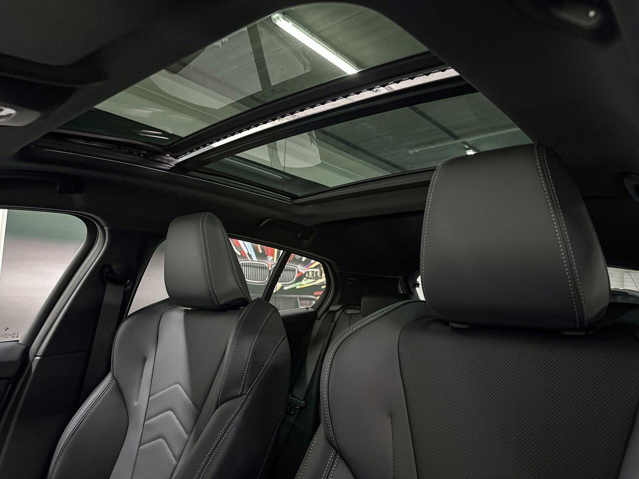 BMW 1-SERIE 120 | M-Sport | Premium Pack | Driving Assistant | Harman/Kardon | Panoramadak | Comfort Access | Selections