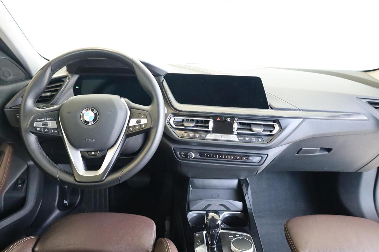 BMW 1-SERIE 118i | Comfort Access | Sportstoelen | Voorstoelen Verwarmd | Stuurverwarming | Driving Assistant | Head-Up Display