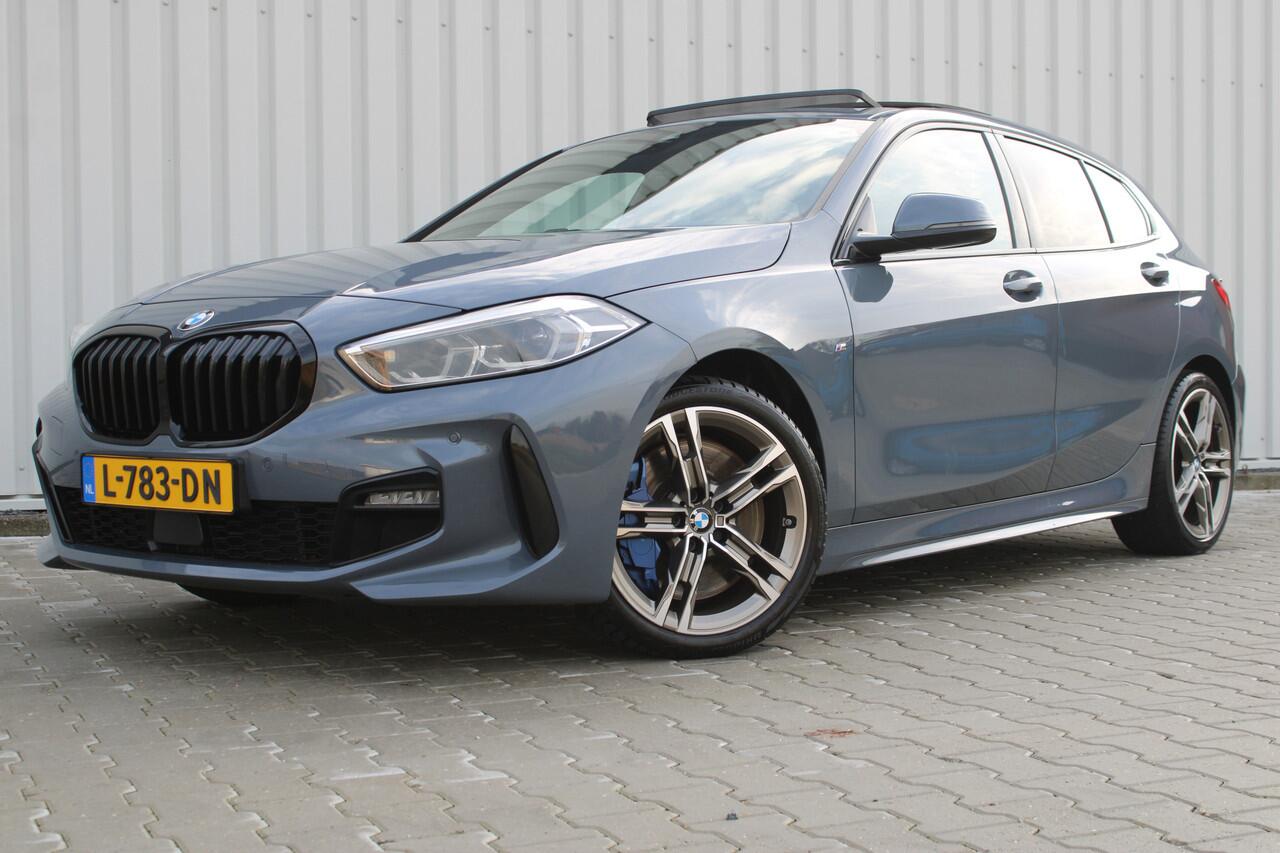 BMW 1-SERIE 118i High Executive M-sport | Incl. 12 maanden garantie | Cruise control | Kuipstoelen | Schuif/kantel dak | Climate control | Apple carplay | Navigatie | DAB radio | Harman/Kardon |