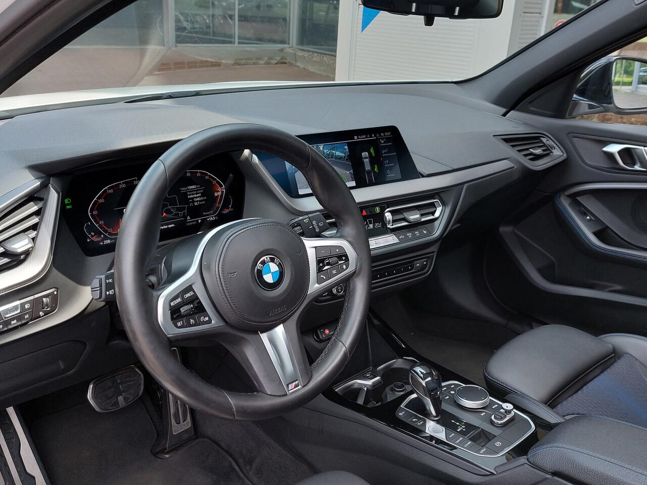 BMW 1-SERIE 116i Automaat Business Edition M-Sport | Navi | Apple Carplay+Android Auto | Clima | Cruise | Led Koplampen | Panorama Schuifdak | Pdc V+A+Camera | Licht+Regensensor | Privacy Glass | 17''lm