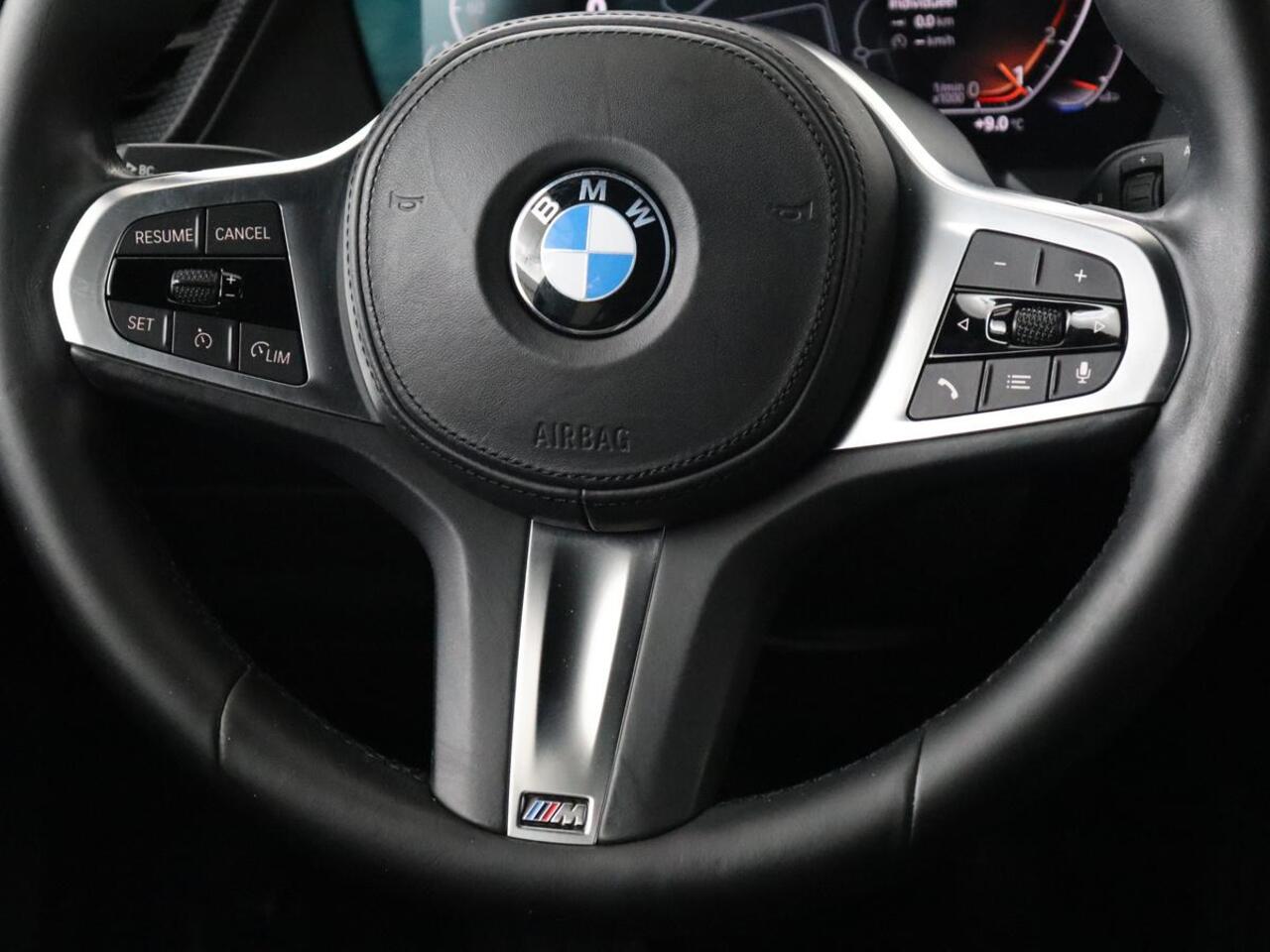 BMW 1-SERIE 118i Executive | Sport Line | Camera | Carplay | Sportstoelen | Live Cockpit | Navigatie | Full LED | Climate control | Sfeerverlichting | Cruise control | Park Assist | Bluetooth | Getint glas