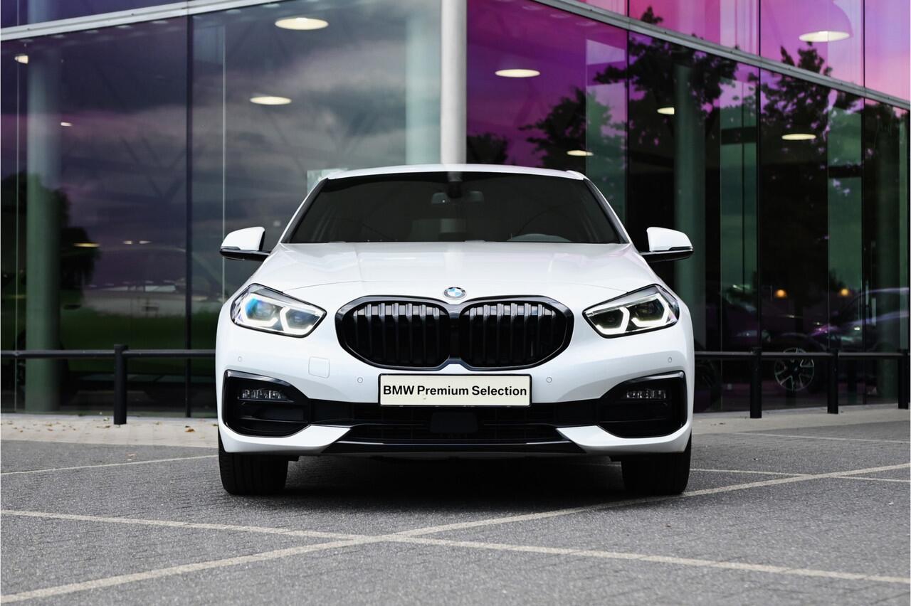BMW 1-SERIE 118i Executive Sport Line / Panoramadak / Sportstoelen / LED / Hifi / Parking Assistant / Live Cockpit Professional
