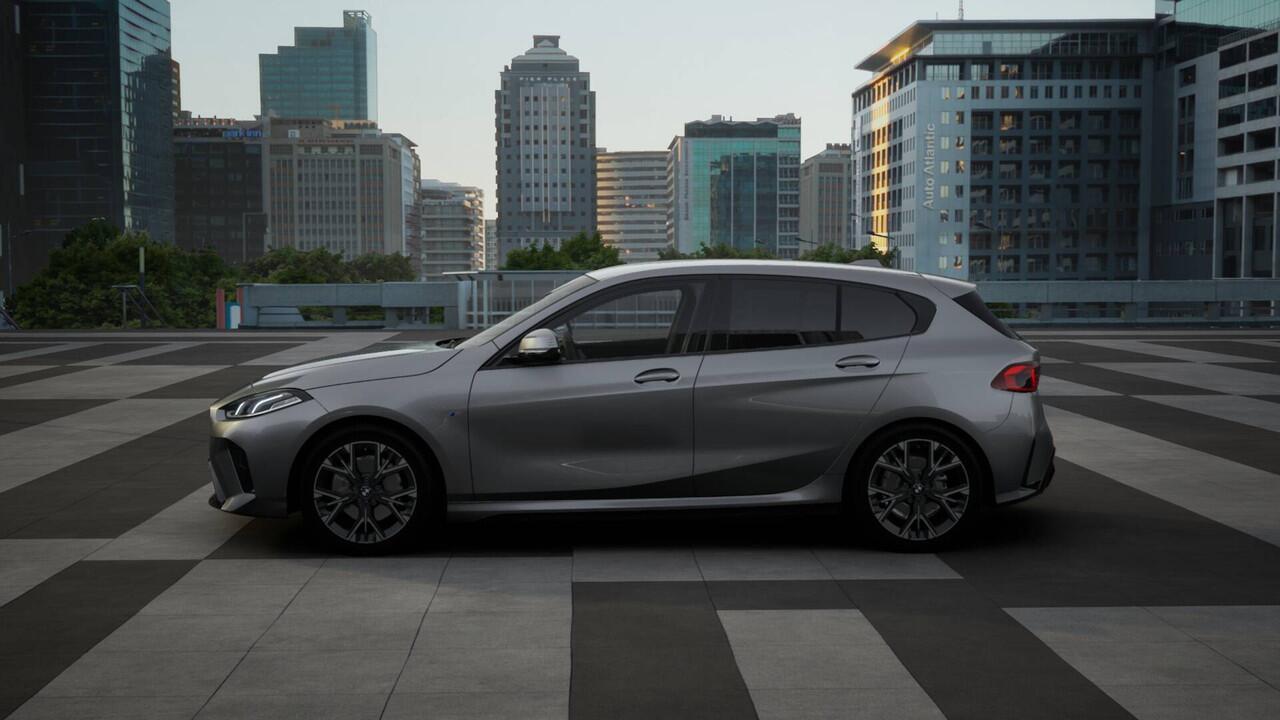 BMW 1-SERIE 120 M Sport Automaat / Sportstoelen / M Adaptief onderstel / Parking Assistant / Driving Assistant / Extra getint glas achter