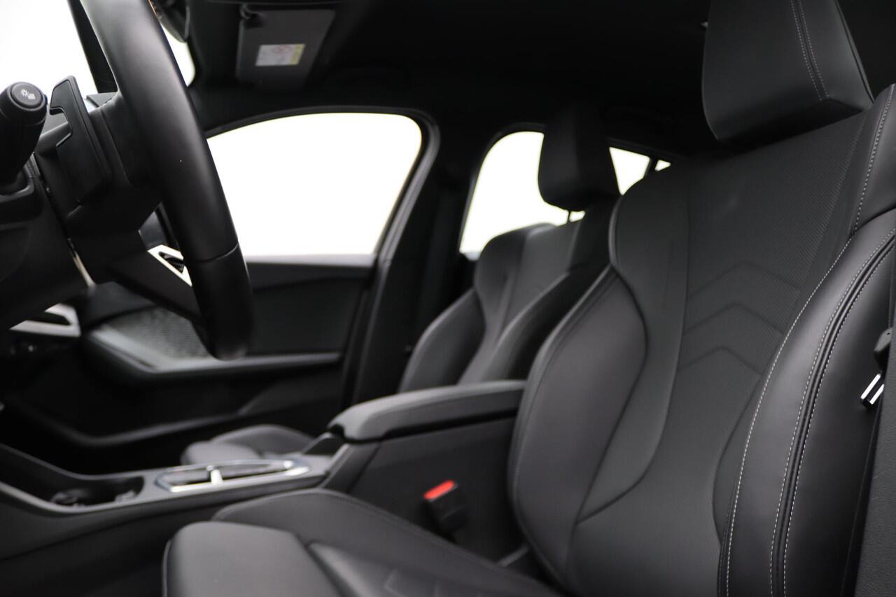 BMW 1-SERIE 120 M Sportpakket | Trekhaak | Adaptief M-onderstel | Elek. Sportstoelen | Parkeerhulpsysteem Plus |19"