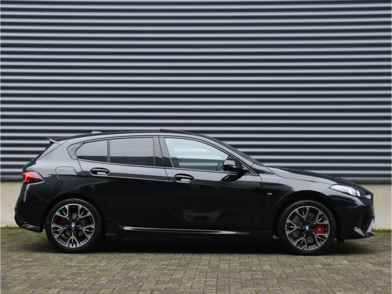 BMW 1-SERIE 120 | M Sportpakket Pro | Panodak | Trekhaak | Comfort Access | Stoelverwarming | Achteruitrijcamera | Driving Assistant | 18'' LMV