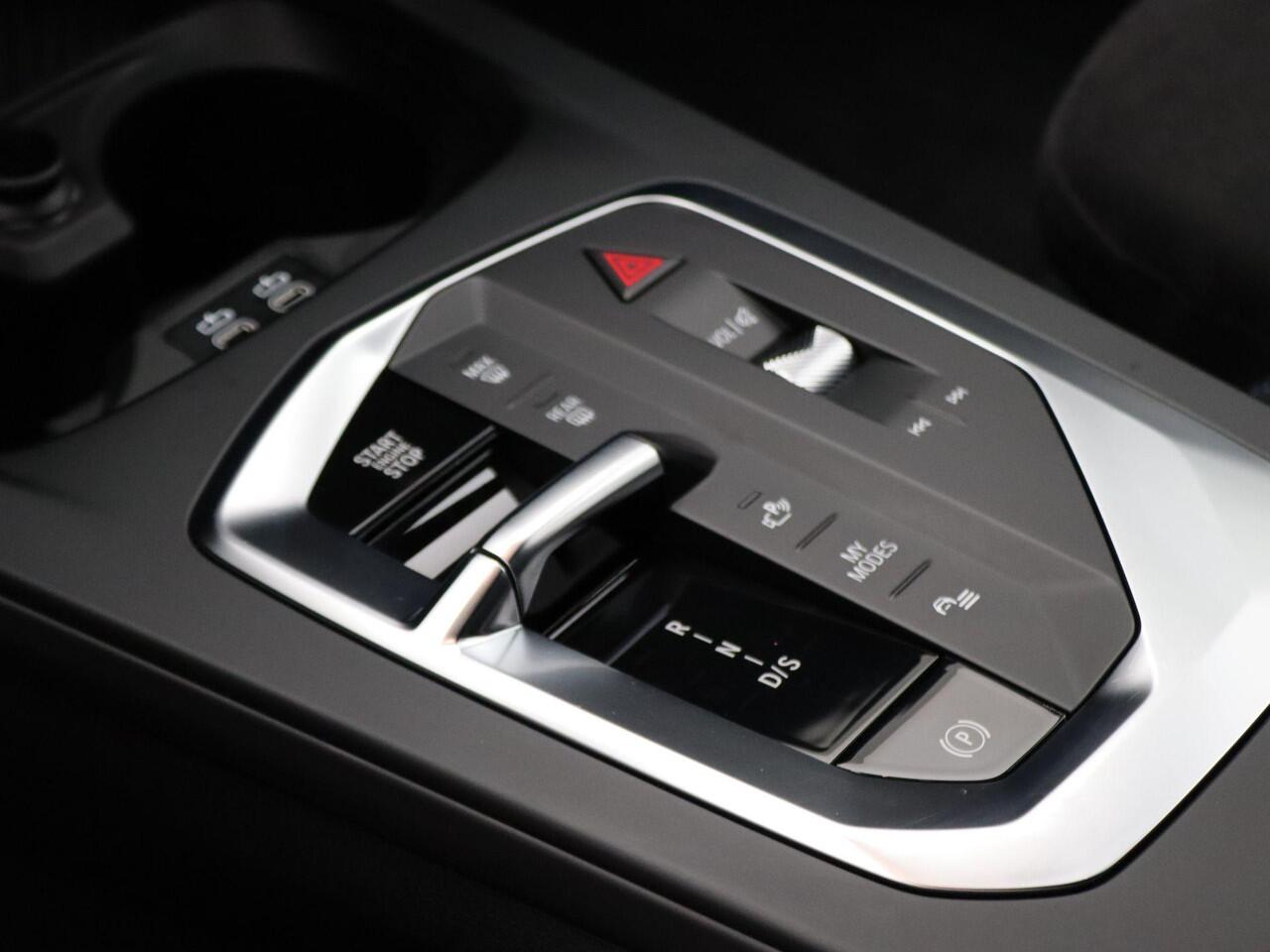 BMW 1-SERIE 120 M Sportpakket | Driving Assistant | Achteruitrijcamera | Parking Assistant | 19"