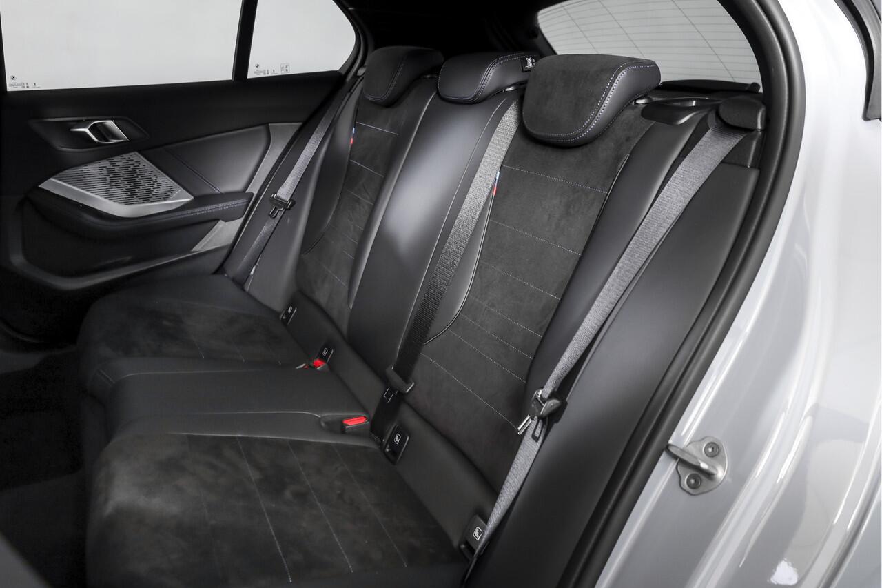 BMW 1-SERIE 120 M Sport | Dig. Cockpit | Adapt. Cruise | Stoelverw. | PDC | Camera | NAV + App. Connect | ECC | DAB | LM 18" | 3654