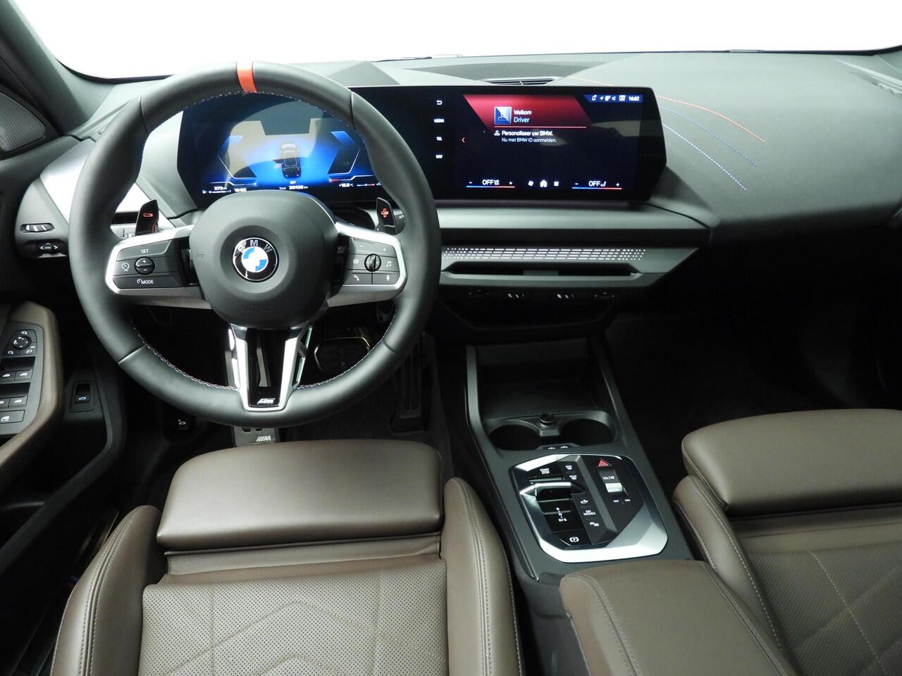 BMW 1-SERIE 5-deurs M135 xDrive | M-Sportpakket | LED | Leder | HUD | Schuifdak | Elektr. zetels | DAB | Harman-kardon sound | Alu 18 inch