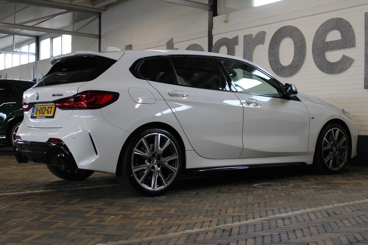 BMW 1-SERIE M135i xDrive High Executive | Akrapovic uitlaatsysteem | Cruise control | Climate control | Stoelverwarming | Apple carplay/Android auto | DAB radio | Dealer onderhouden |