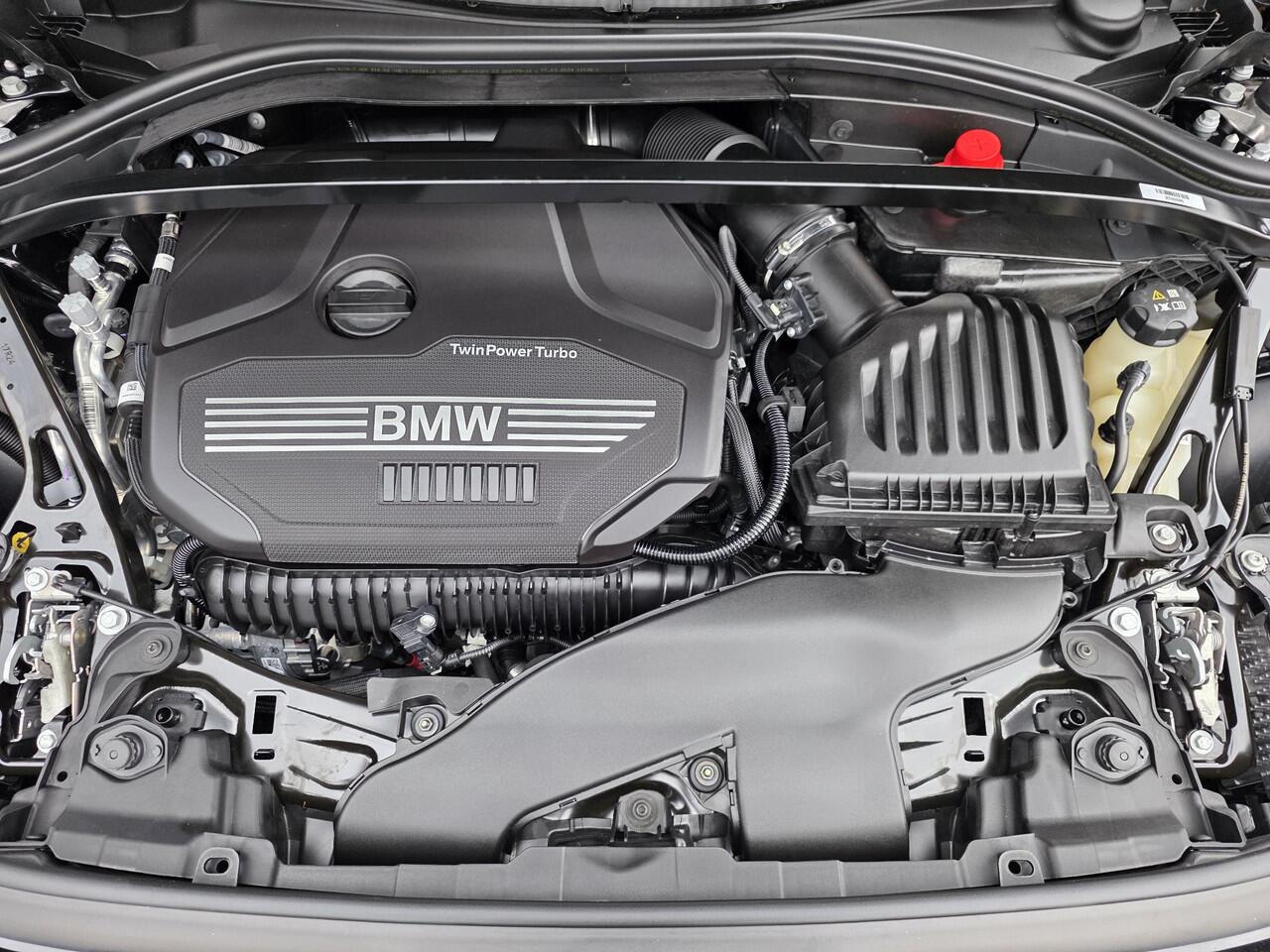 BMW 1-SERIE 120i M Sport /Apple Carplay/Stuur-Stoelverw./Camera/Parkeersens. Rondom/Elektr. Klep/DAB+/Grootlichtass./(MET GARANTIE*)