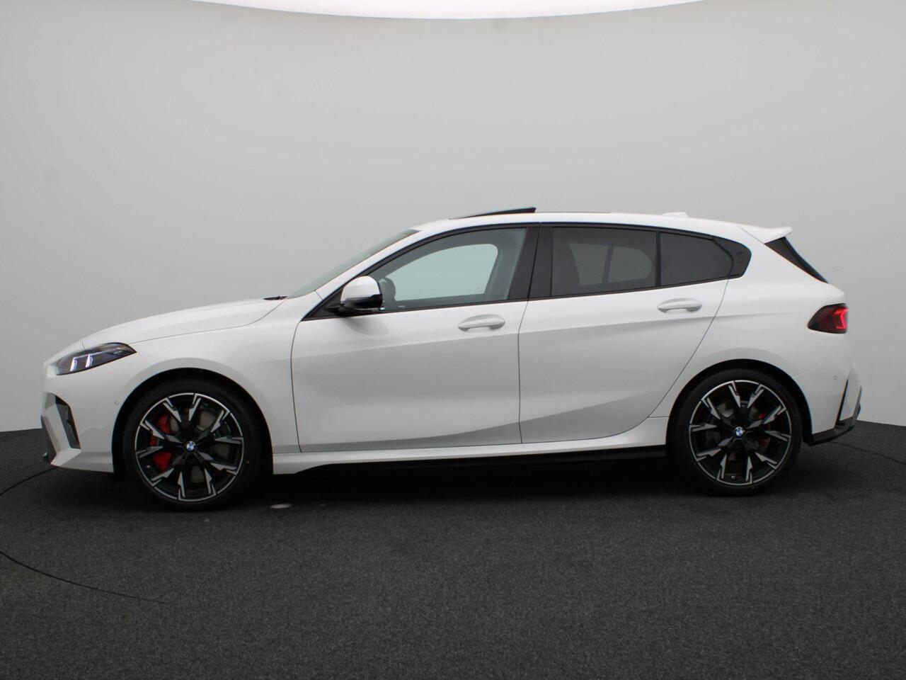 BMW 1-SERIE 120 M Sportpakket Pro | Premium Pack | Stuurwielrand Verwarmd | Panoramadak | Driving Assistant | Parking Assistant | 19''