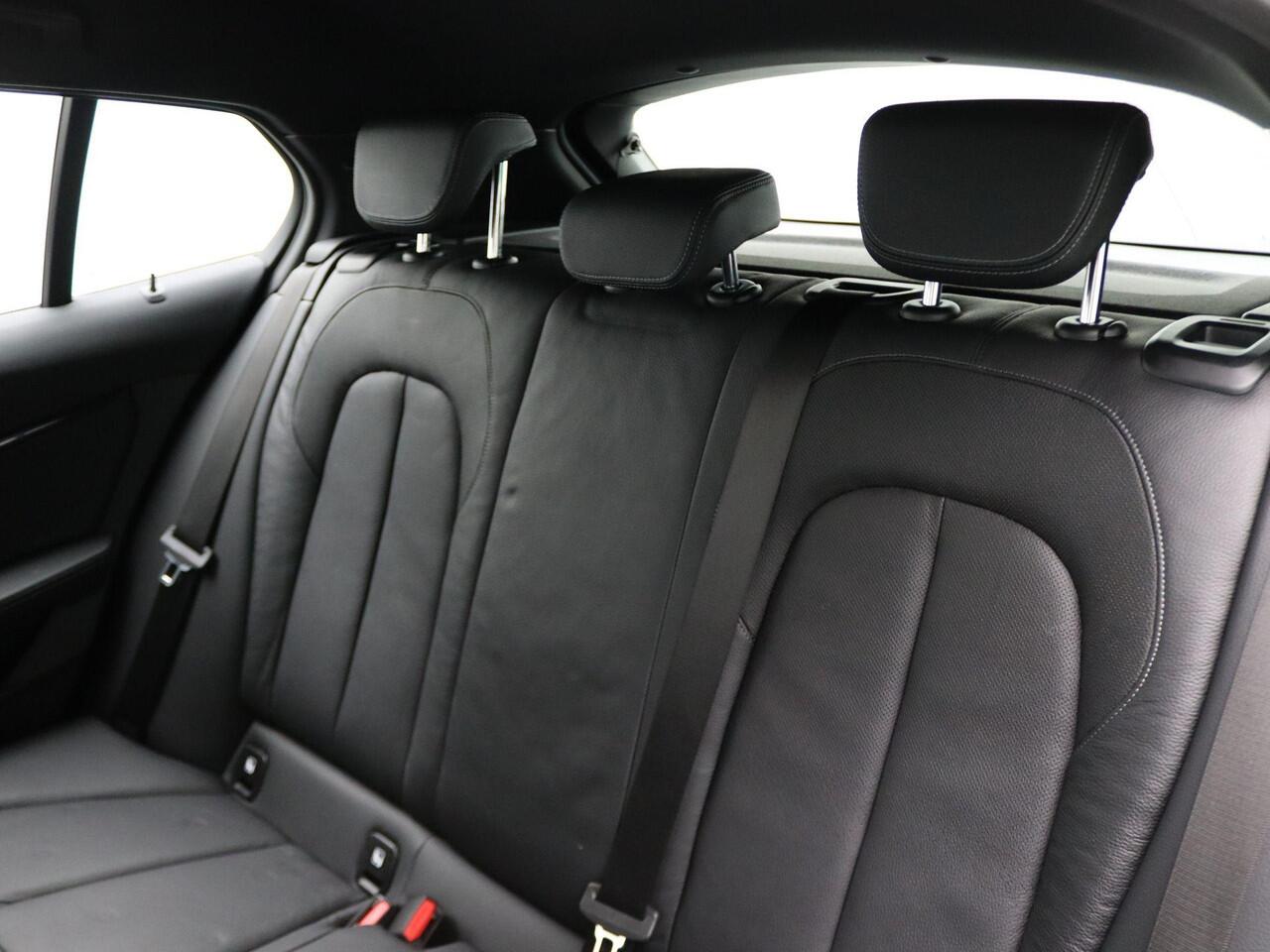 BMW 1-SERIE 118i High Executive Edition | BMW Live Cockpit Professional | Parkeerhulpsysteem | Sportstoel | 17"