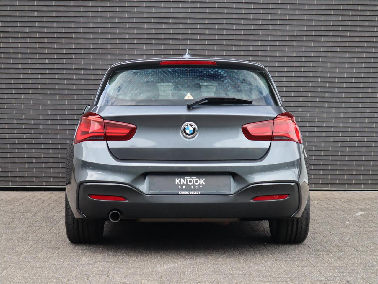 BMW 1-SERIE 118i High Executive M Sport Pakket Automaat 5 deurs / Navigatie Professional / Leder / 18 Inch / Shadow Line / Stoelverwarming / LED / Parkeersensoren voor+achter / Cruise Control / DAB / Lichtpakket