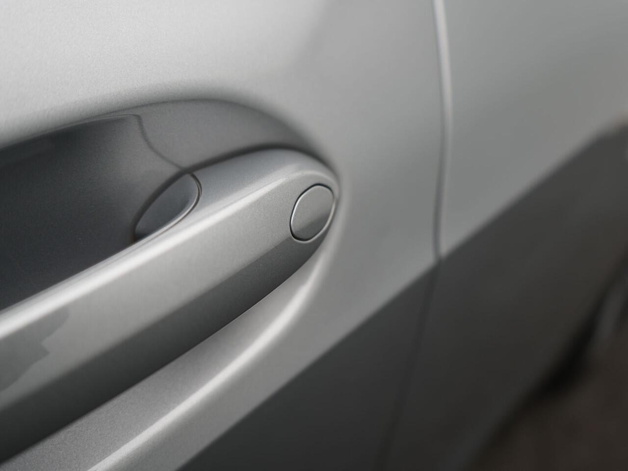 BMW 1-SERIE 118i - RIJKLAARPRIJS - Automaat - Achteruitrijcamera - All Seasonbanden - Stoel- en Stuurverwarming