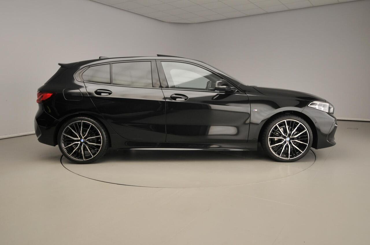 BMW 1-SERIE 5-deurs 118i | M-Sportpakket | LED | Leder | Navigatie | Schuifdak | Sportstoelen | Active cruise | DAB | Hifi speakers | Alu 19 inch