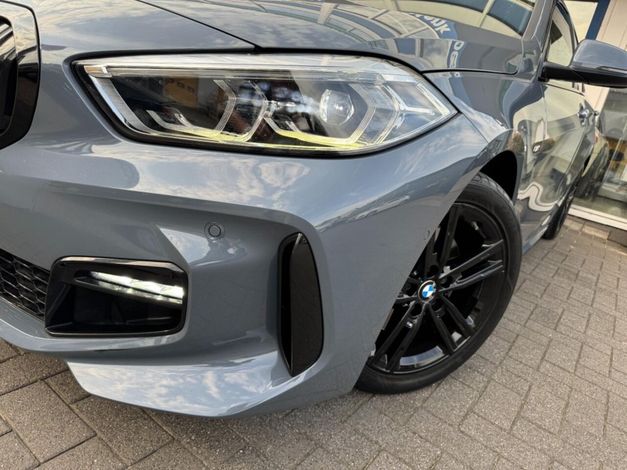 BMW 1-SERIE 118i High Executive I M-sport pakket I Apple Carplay I HUD I Leer