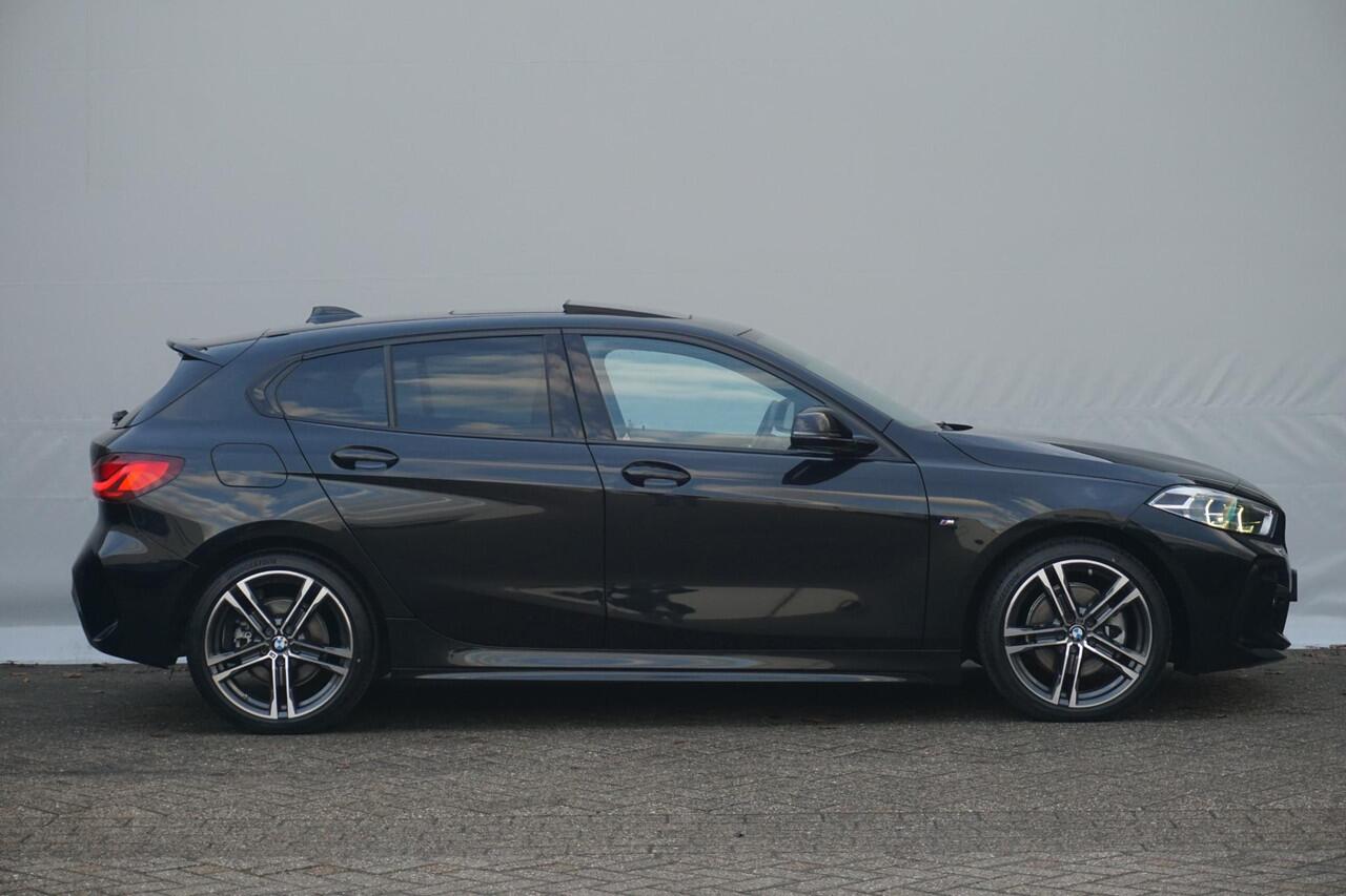 BMW 1-SERIE 118i High Executive M Sportpakket | Glazen panoramadak | Stoelverwarming | Leder Dakota Schwarz | Hi-Fi | M Sportstoelen
