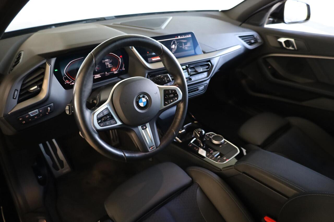 BMW 1-SERIE 118i | M Sportpakket | Panoramadak | HI-FI | Stoel & stuurwielverwarming | Shadow Line | Achteruitrijcamera