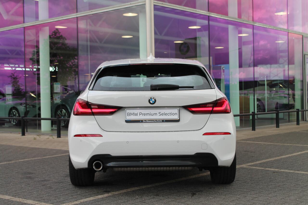 BMW 1-SERIE 118i Executive Sport Line Automaat / Sportstoelen / LED / Head-Up / Live Cockpit Professional / Cruise Control