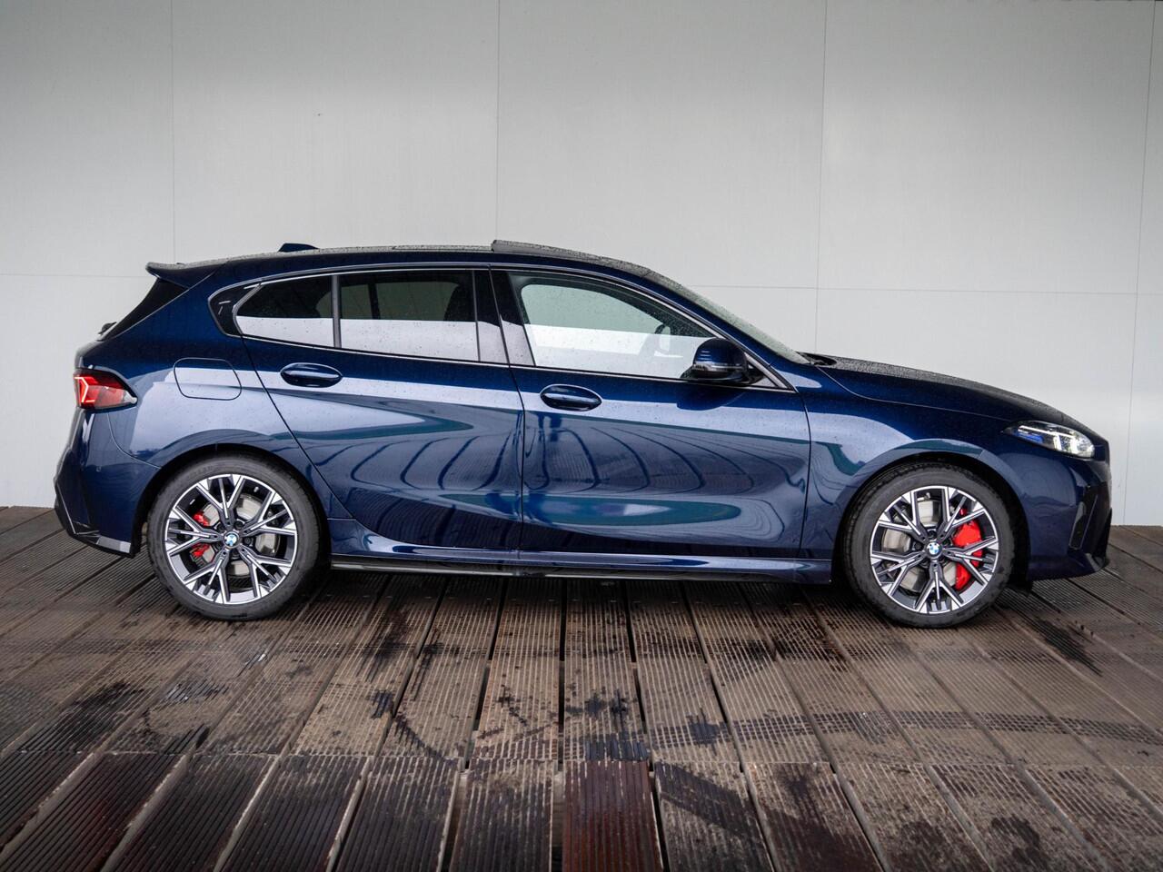 BMW 1-SERIE 120 | M Sportpakket Pro | Premium Pack | Harman-Kardon | Verwarmd Stuurwiel | Comfort Access | Achteruitrijcamera | Panoramadak | Stoelverwarming | 18''