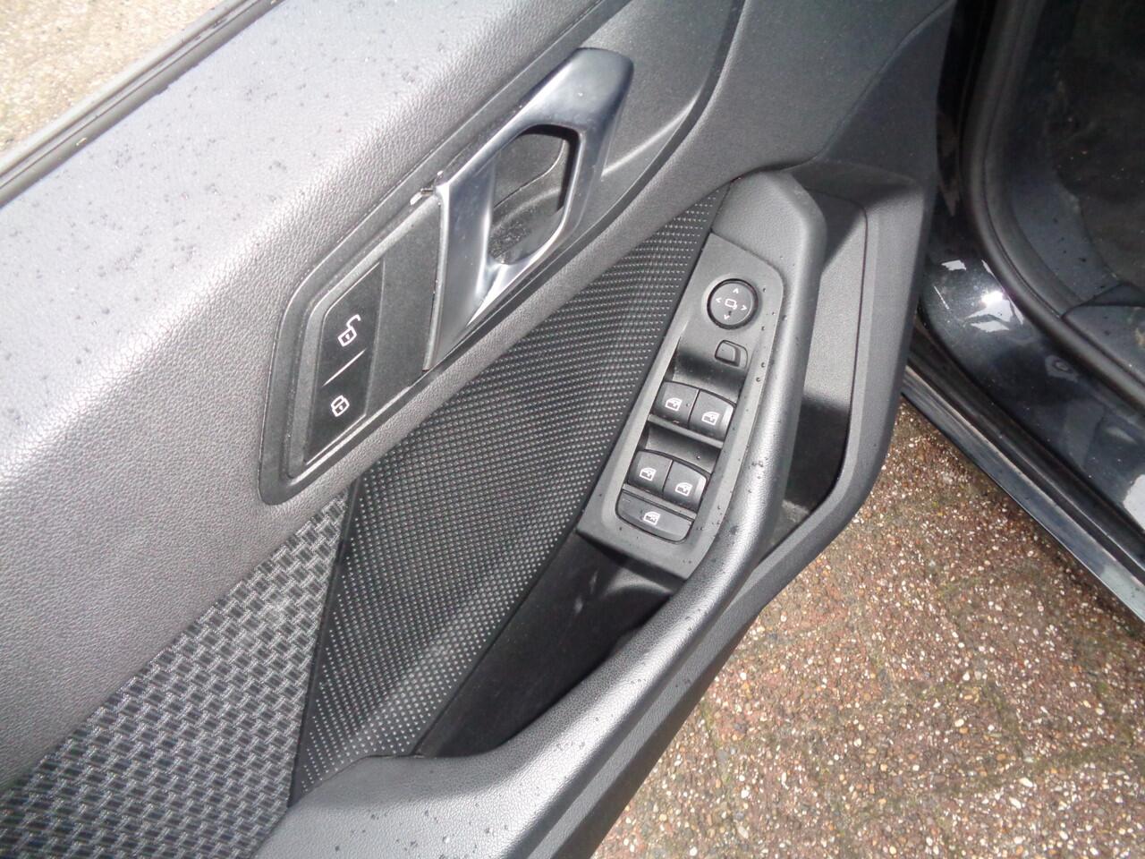 BMW 1-SERIE 116i Business Edition Automaat, ECC, Digidash, LMV, Led, Navigatie, Carplay/android auto