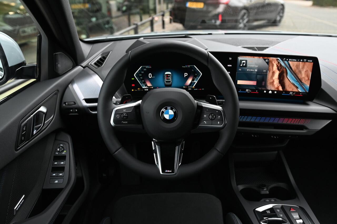 BMW 1-SERIE 120 High Executive M Sport Automaat / Sportstoelen / Adaptieve LED / Head-Up / M Adaptief onderstel / Parking Assistant Plus / Comfort Access