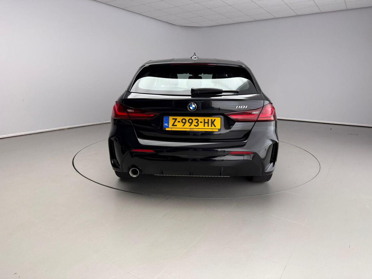 BMW 1-SERIE 5-deurs 118i | M-Sportpakket | LED | Navigatie | Sportstoelen | Sportonderstel | DAB | Alu 17 inch