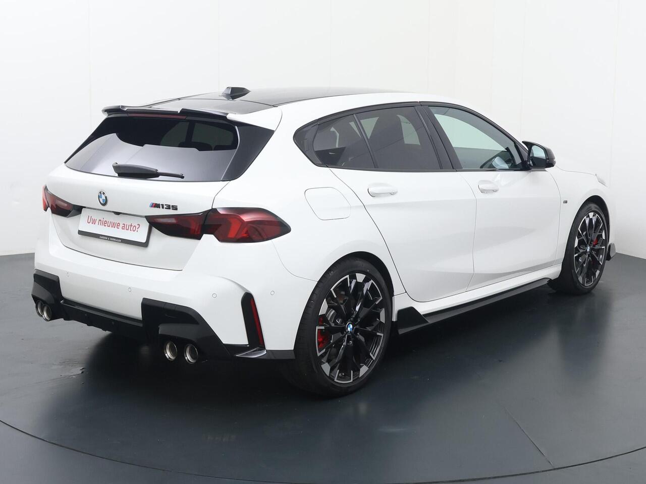 BMW 1-SERIE M135 xDrive 19 "LM M-velgen | M-ec-en interieur | 300 PK | Head up display | Navigatiesysteem | Stoel- en stuurverwarming | 360gr. camera | Harmon Kardon geluid | Afneembare trekhaak |