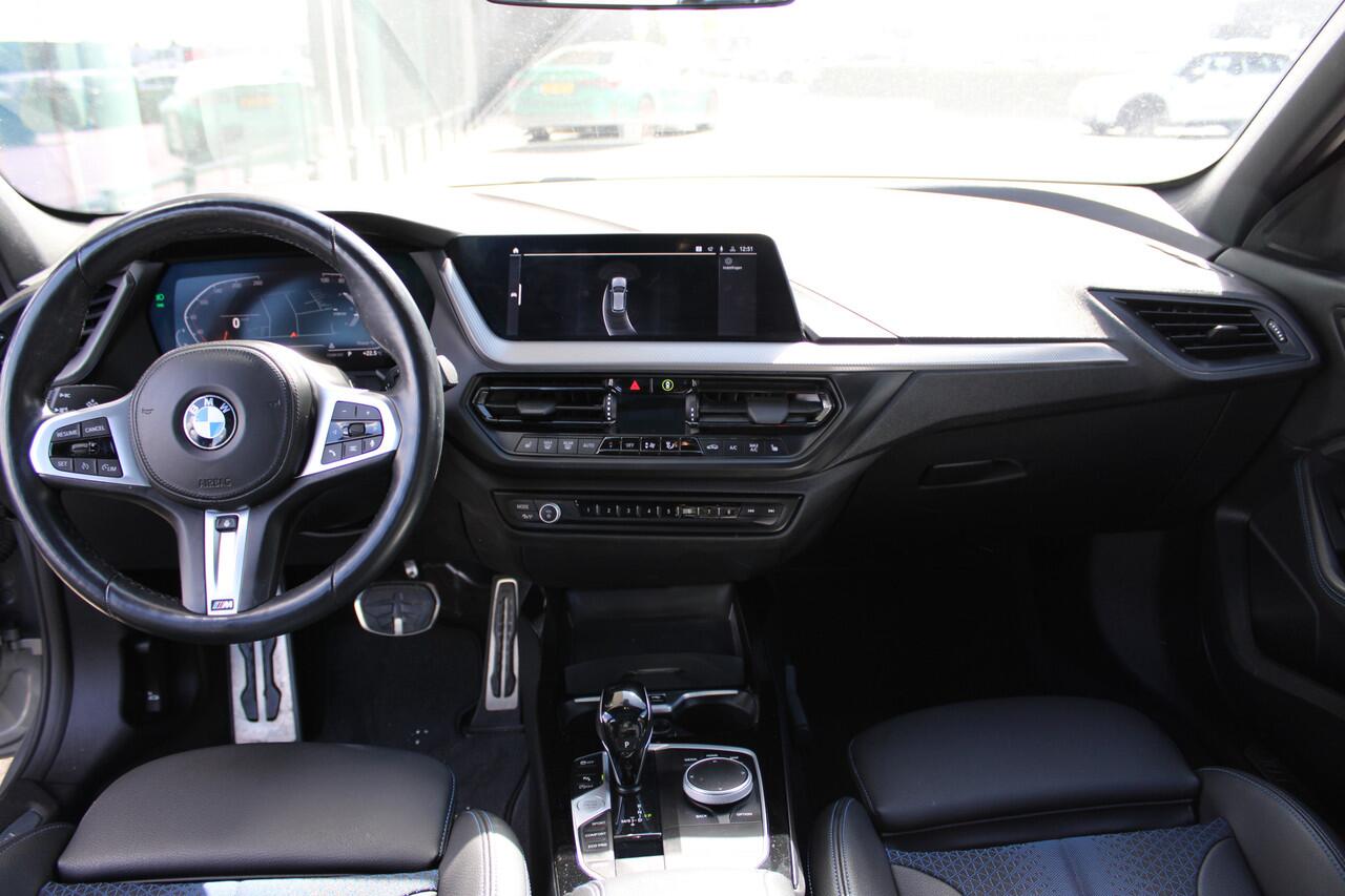 BMW 1-SERIE 118i High Executive M Sport automaat / Panoramadak / Sportstoelen / Comfort Access / LED / M Sportonderstel / Live Cockpit Professional