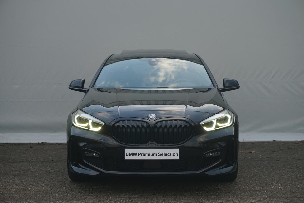 BMW 1-SERIE 118i High Executive M Sportpakket | Glazen panoramadak | Stoelverwarming | Leder Dakota Schwarz | Hi-Fi | M Sportstoelen