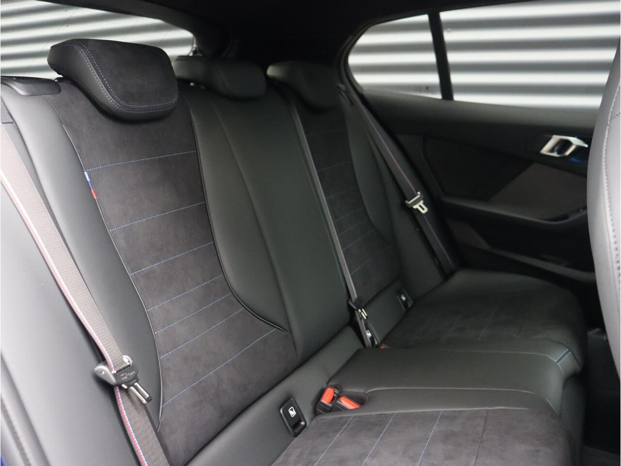 BMW 1-SERIE 5-deurs 120 | M Sportpakket Pro | Premium Pack | Panodak | Harman Kardon | Driving Assistant Plus | Elektr. Achterklep | Comfort Access | 19'' LMV