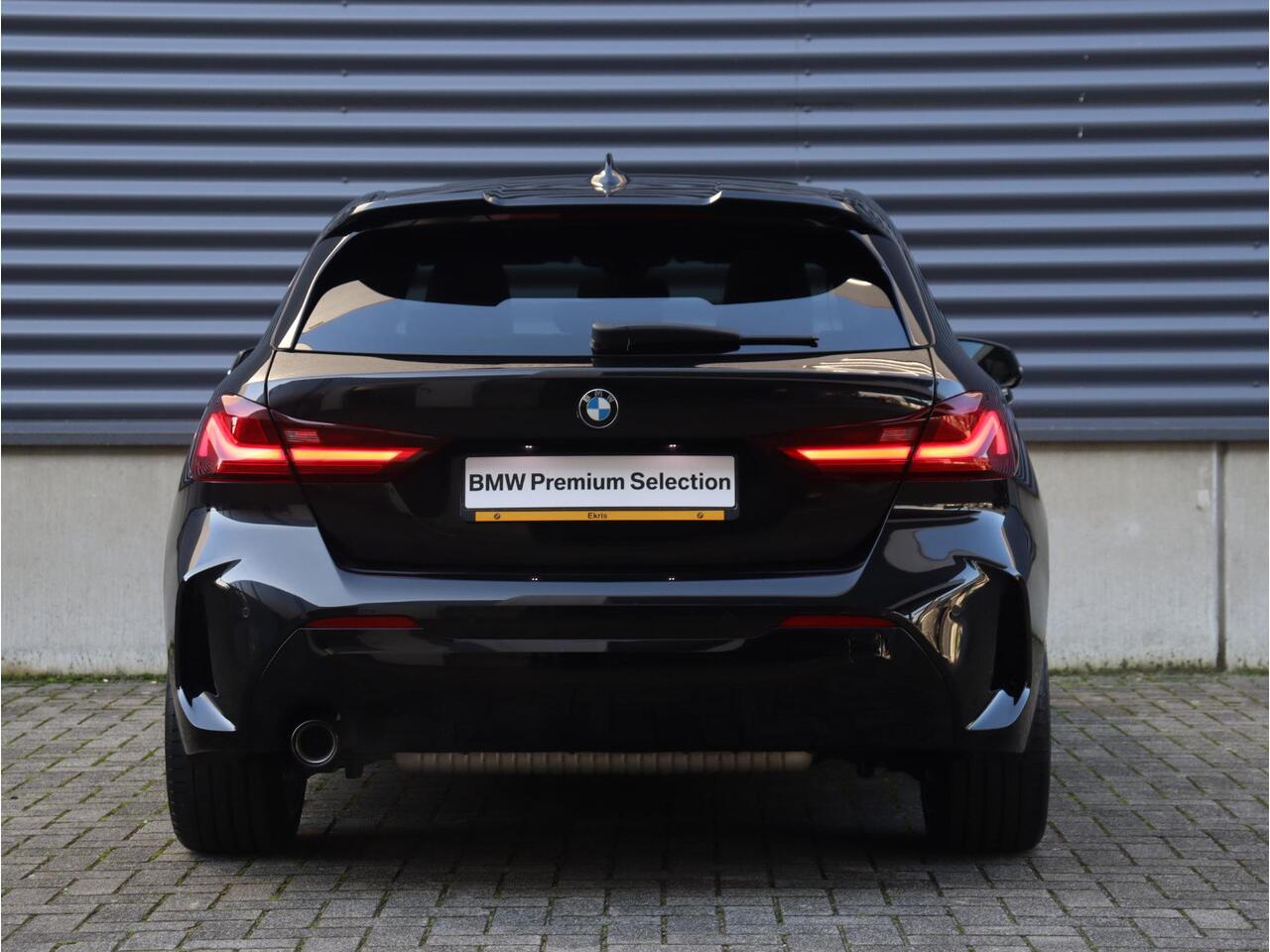 BMW 1-SERIE 118i | Executive | M Sportpakket | Panodak | HiFi | Apple Carplay | Stuurwiel Verwarming | 18'' LMV