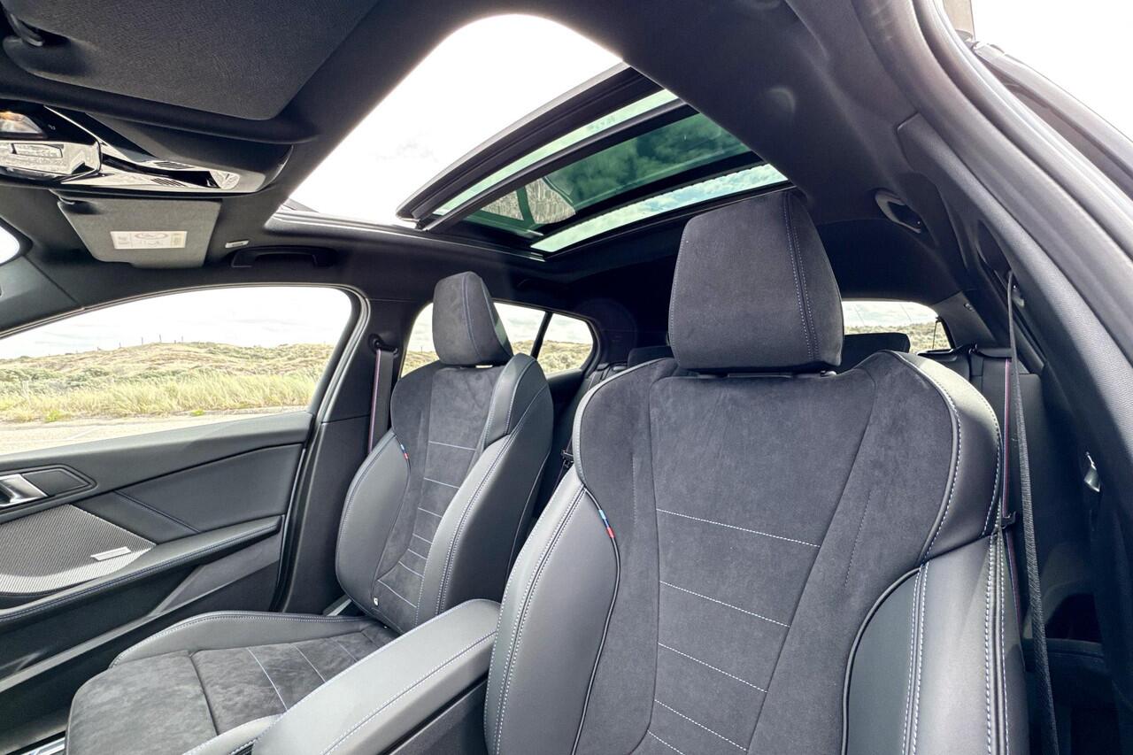 BMW 1-SERIE 120 M Sport Design Edition | M Sport | Glazen Panoramadak | Harman Kardon | Comfort Access |