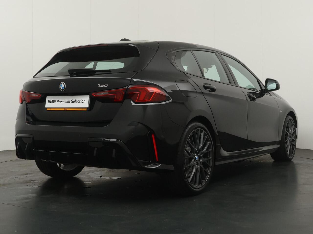 BMW 1-SERIE 120 M Sportpakket | Stoelverwarming | Comfort access | 19"