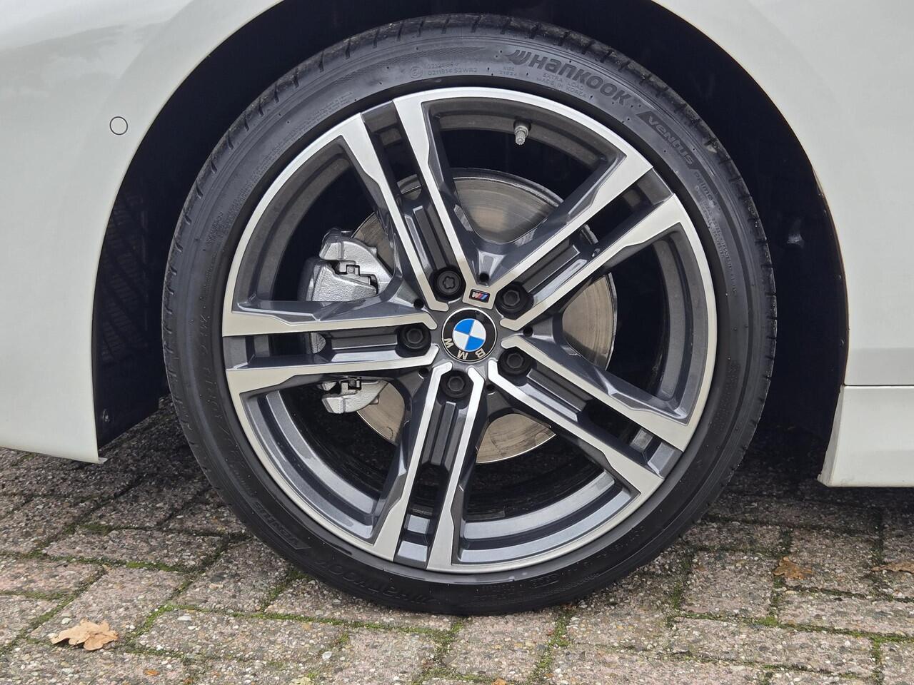 BMW 1-SERIE 118i High M SPORT | PANORAMA | CAMERA | LEDER | SPORTSTOELEN | 18 INCH LM VELGEN | TREKHAAK |