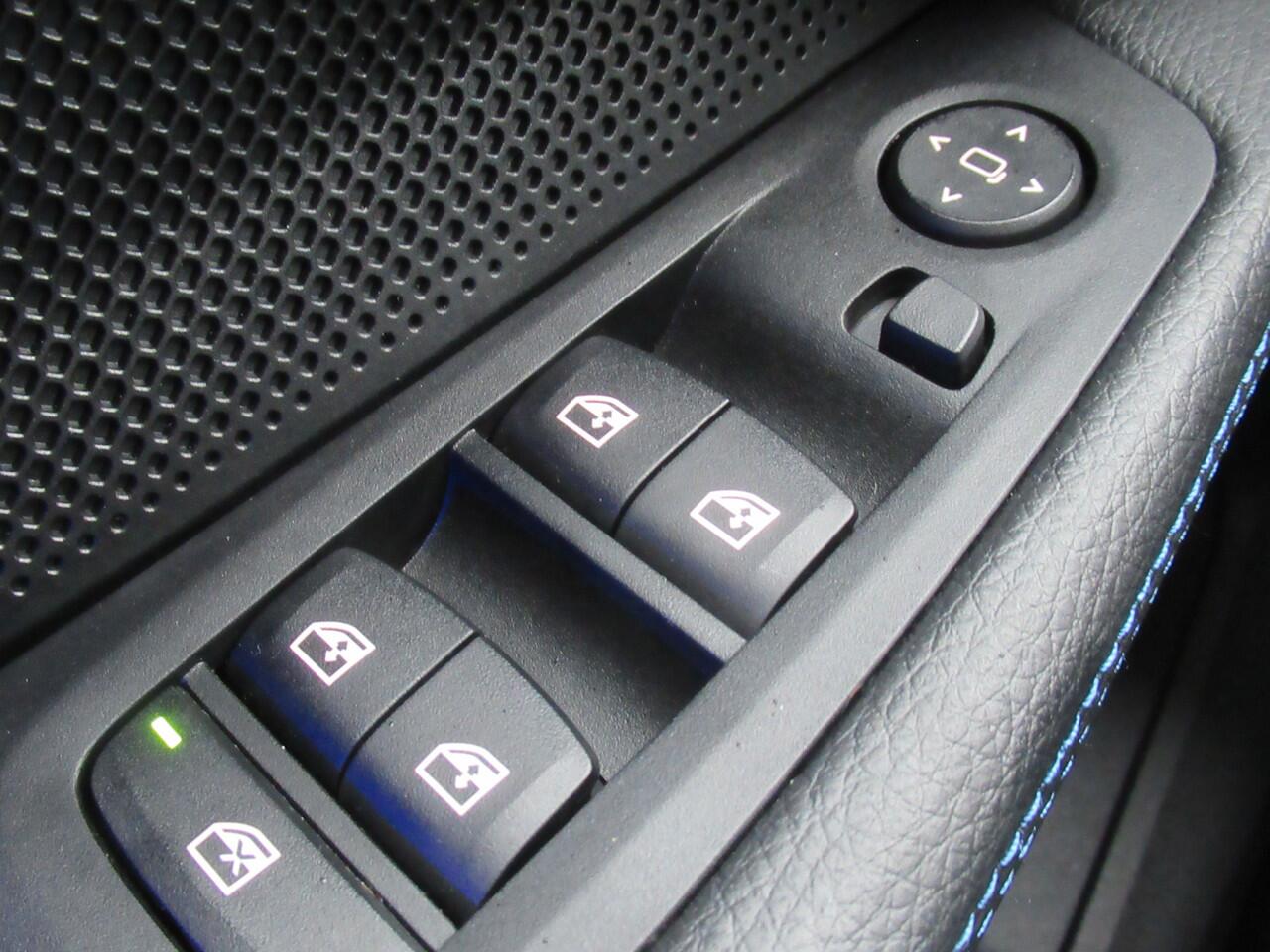 BMW 1-SERIE M135i xDrive Executive Edition 306 PK, Full LED / Carplay / PDC / Stoelverwarming / 19' M dubbelspaak velgen