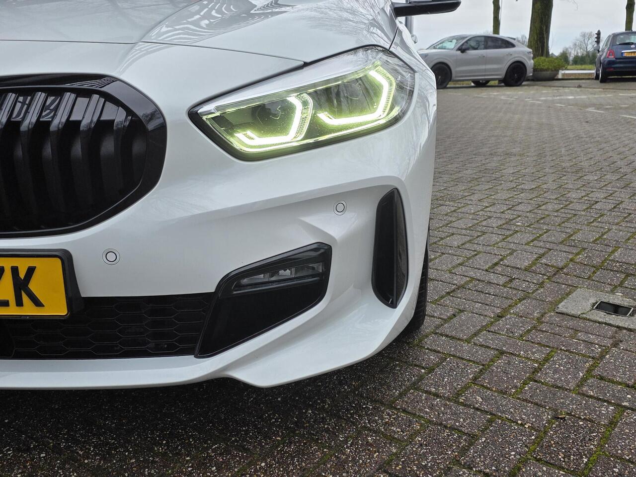 BMW 1-SERIE 118i M-SPORT | Navigatie | Stoelen + Stuur verwarmbaar | Cruise Control | Electr. achterklep | Climate Control