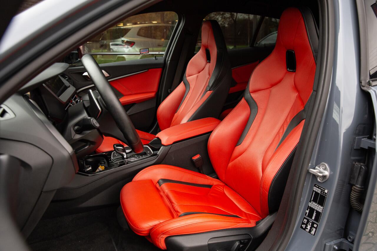 BMW 1-SERIE M135i xDrive High Executive 306pk , Kuipstoelen, Harman/Kardon, Head-up display, Sfeerverlichting