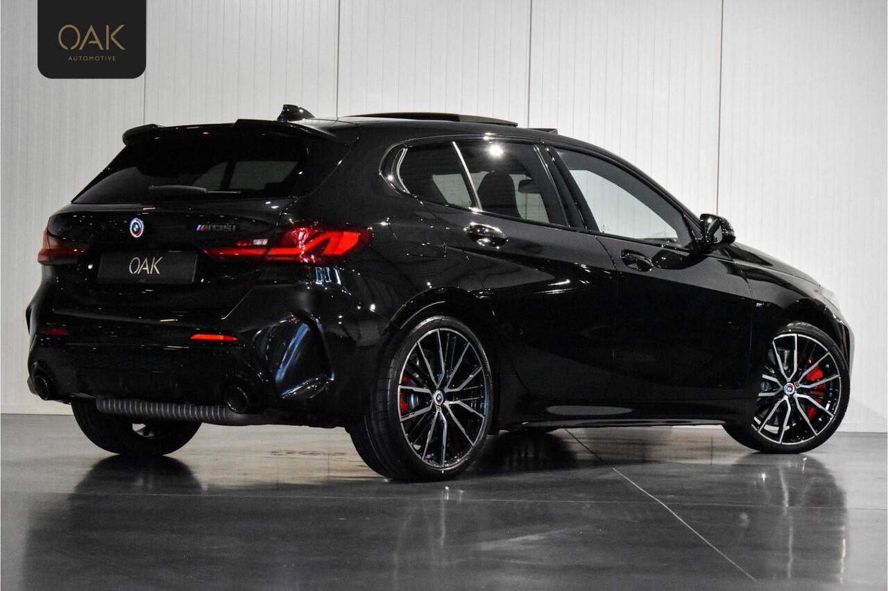 BMW 1-SERIE M135i xDrive | Live Cockpit | Panorama | Schaalstoelen | Memory | H&K | Head-Up | ACC | 19"LM | Saphire Zwart