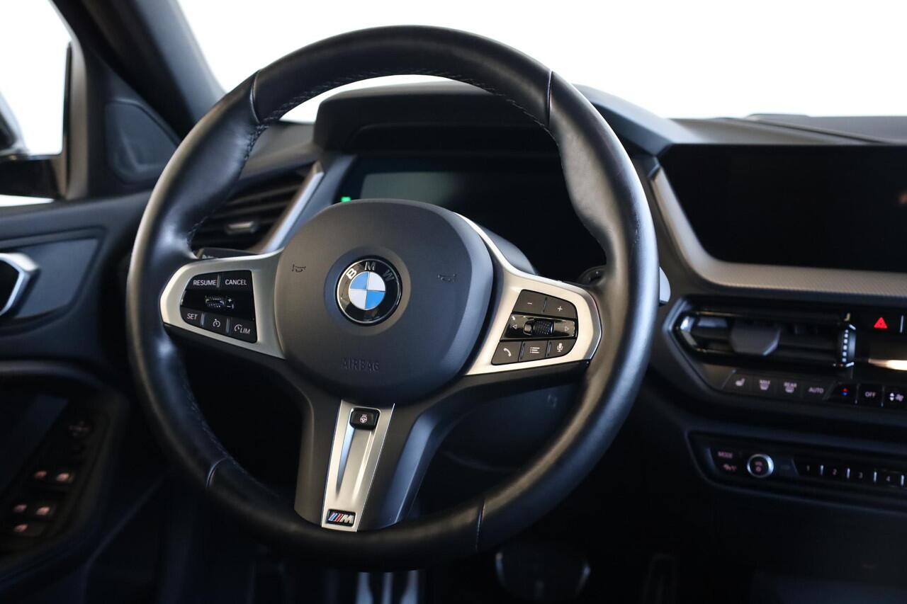 BMW 1-SERIE 118i | M Sportpakket | Panoramadak | HI-FI | Stoel & stuurwielverwarming | Shadow Line | Achteruitrijcamera