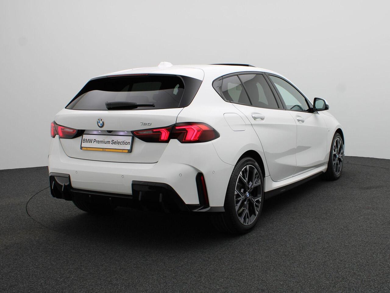 BMW 1-SERIE 120 M Sportpakket | Panoramadak | Head-Up Display | Elek. Stoelen met Memory | 18"