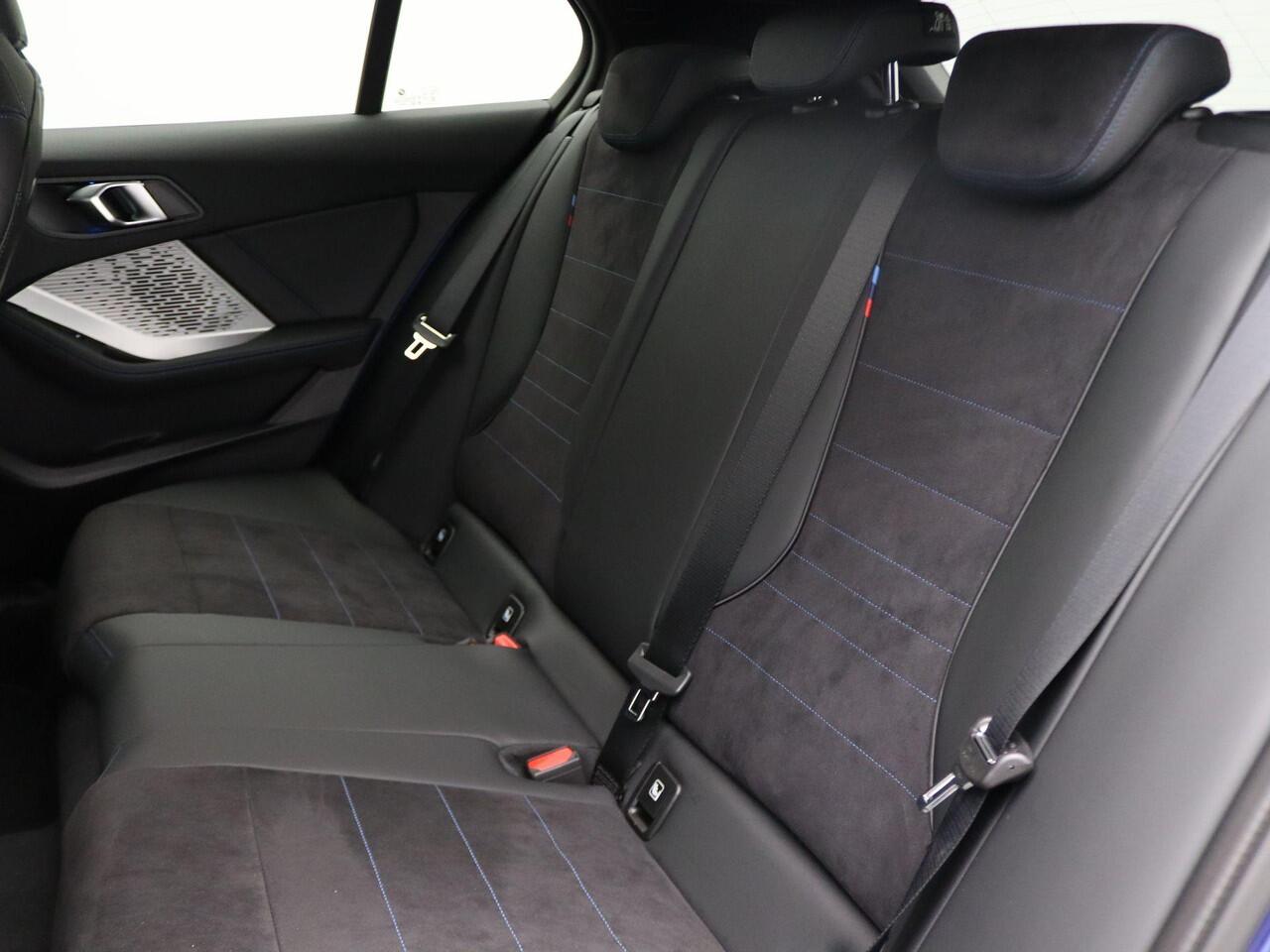 BMW 1-SERIE 120 M Sportpakket Pro | Premium Pack | Stuurwielrand Verwarmd | Achteruitrijcamera | Driving Assistant | 18''