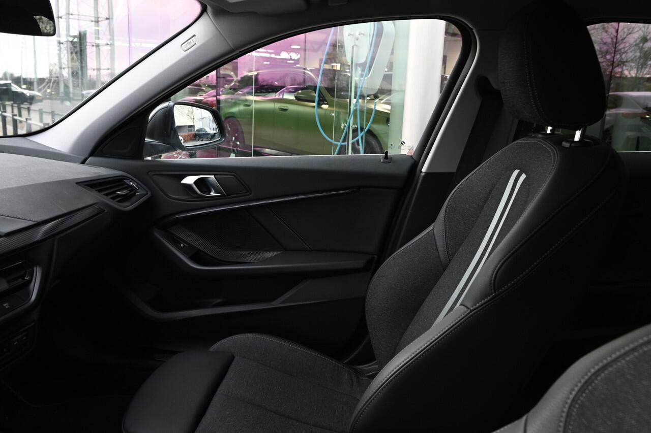 BMW 1-SERIE 118i Sport Line Automaat / Sportstoelen / LED / Live Cockpit Professional / Cruise Control